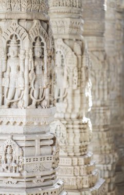 Antik mimari süsleme, taş oymacılığı dekorasyon iç Ranakpur Jain Tapınağı Rajasthan, Hindistan