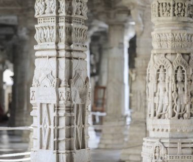Antik mimari süsleme, taş oymacılığı dekorasyon iç Ranakpur Jain Tapınağı Rajasthan, Hindistan