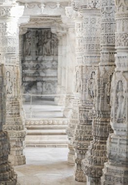 Antik mimari süsleme, taş oymacılığı dekorasyon iç Ranakpur Jain Tapınağı Rajasthan, Hindistan