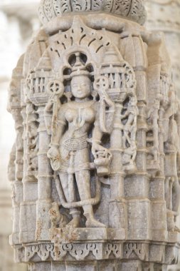 Antik mimari süsleme, taş oymacılığı dekorasyon iç Ranakpur Jain Tapınağı Rajasthan, Hindistan
