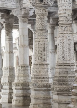Antik mimari süsleme, taş oymacılığı dekorasyon iç Ranakpur Jain Tapınağı Rajasthan, Hindistan