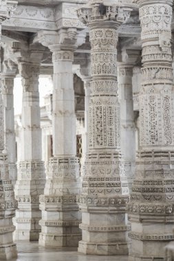 Antik mimari süsleme, taş oymacılığı dekorasyon iç Ranakpur Jain Tapınağı Rajasthan, Hindistan