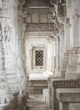 Antik mimari süsleme, taş oymacılığı dekorasyon iç Ranakpur Jain Tapınağı Rajasthan, Hindistan