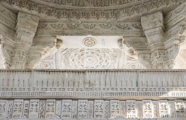 Antik mimari süsleme, taş oymacılığı dekorasyon iç Ranakpur Jain Tapınağı Rajasthan, Hindistan