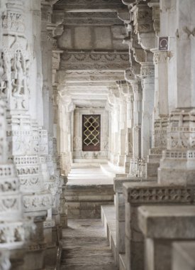 Antik mimari süsleme, taş oymacılığı dekorasyon iç Ranakpur Jain Tapınağı Rajasthan, Hindistan