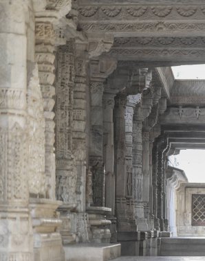 Antik mimari süsleme, taş oymacılığı dekorasyon iç Ranakpur Jain Tapınağı Rajasthan, Hindistan