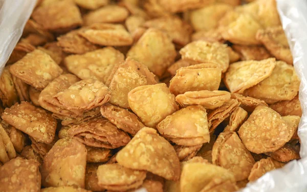 Hint sokak gıda Khari Puri veya Matari bir popüler ve Delicious Gucerat dili çay saati çerezim