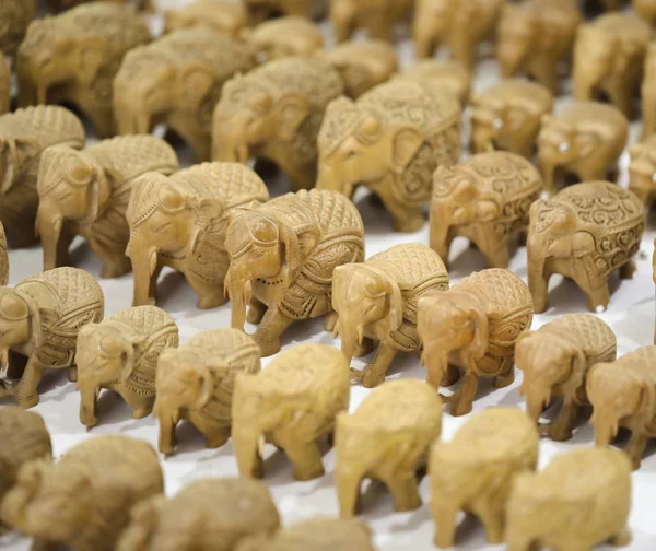 Beyaz arka plan üzerinde izole küçük fil heykel grubu