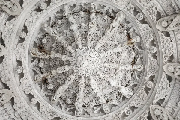 Antik mimari süsleme, taş oymacılığı dekorasyon iç Ranakpur Jain Tapınağı Rajasthan, Hindistan