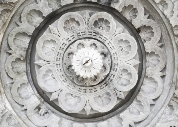 Antik mimari süsleme, taş oymacılığı dekorasyon iç Ranakpur Jain Tapınağı Rajasthan, Hindistan