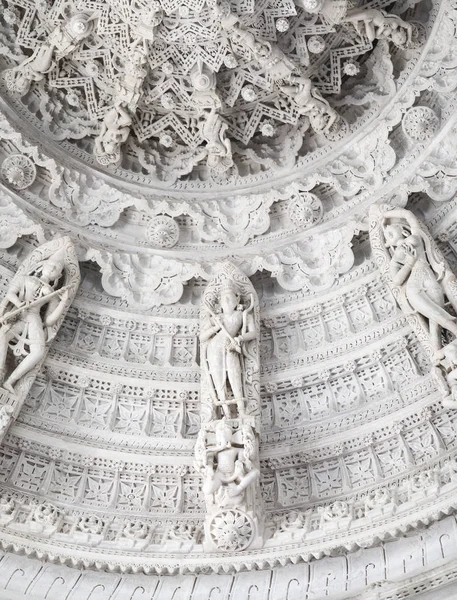 Antik mimari süsleme, taş oymacılığı dekorasyon iç Ranakpur Jain Tapınağı Rajasthan, Hindistan