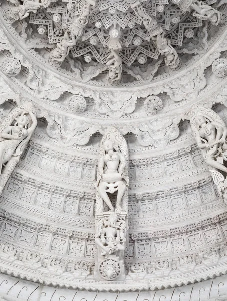 Antik mimari süsleme, taş oymacılığı dekorasyon iç Ranakpur Jain Tapınağı Rajasthan, Hindistan