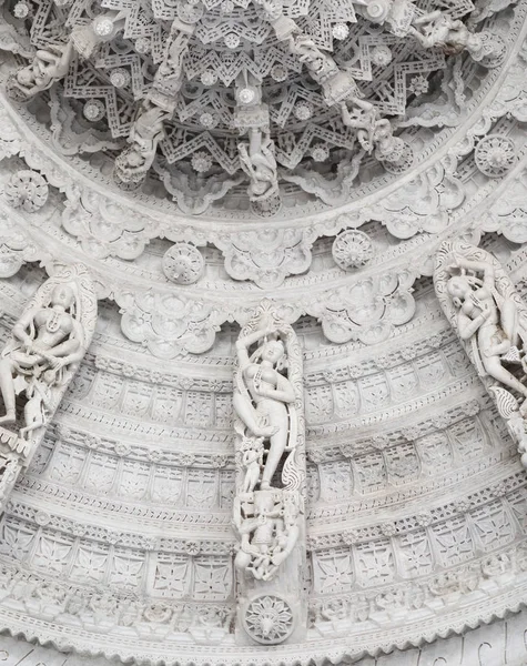 Antik mimari süsleme, taş oymacılığı dekorasyon iç Ranakpur Jain Tapınağı Rajasthan, Hindistan