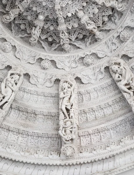 Antik mimari süsleme, taş oymacılığı dekorasyon iç Ranakpur Jain Tapınağı Rajasthan, Hindistan