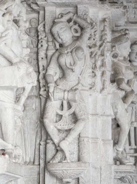 Antik mimari süsleme, taş oymacılığı dekorasyon iç Ranakpur Jain Tapınağı Rajasthan, Hindistan