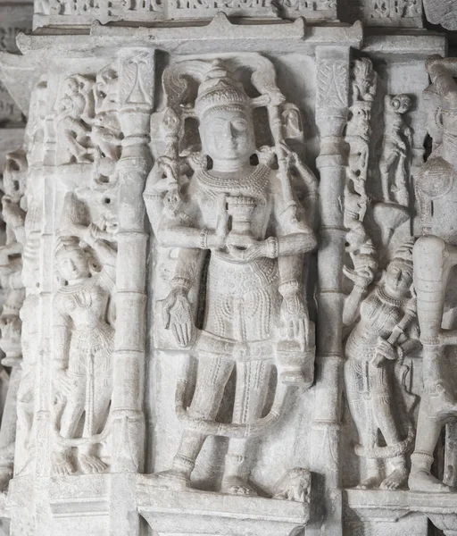 Antik mimari süsleme, taş oymacılığı dekorasyon iç Ranakpur Jain Tapınağı Rajasthan, Hindistan