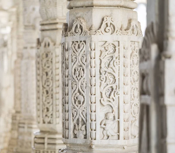 Antik mimari süsleme, taş oymacılığı dekorasyon iç Ranakpur Jain Tapınağı Rajasthan, Hindistan