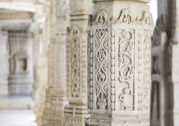 Antik mimari süsleme, taş oymacılığı dekorasyon iç Ranakpur Jain Tapınağı Rajasthan, Hindistan