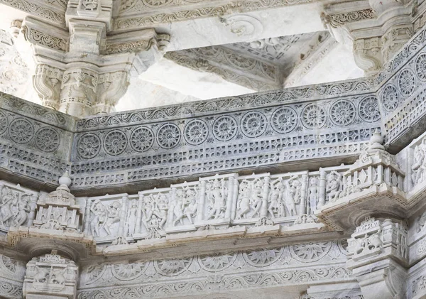 Antik mimari süsleme, taş oymacılığı dekorasyon iç Ranakpur Jain Tapınağı Rajasthan, Hindistan