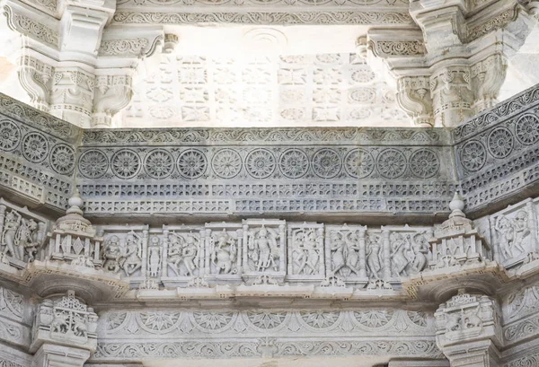 Antik mimari süsleme, taş oymacılığı dekorasyon iç Ranakpur Jain Tapınağı Rajasthan, Hindistan