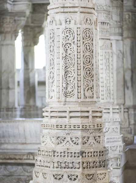 Antik mimari süsleme, taş oymacılığı dekorasyon iç Ranakpur Jain Tapınağı Rajasthan, Hindistan