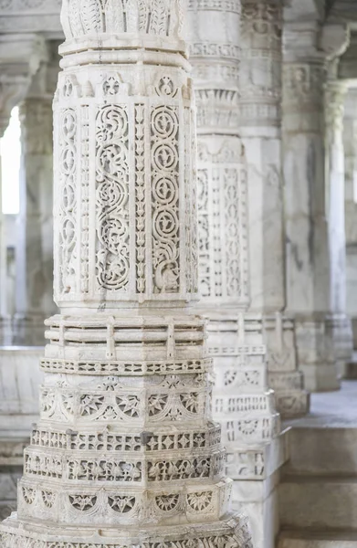 Antik mimari süsleme, taş oymacılığı dekorasyon iç Ranakpur Jain Tapınağı Rajasthan, Hindistan