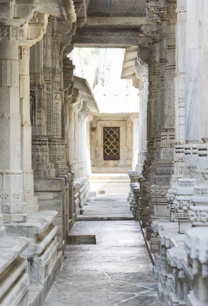 Antik mimari süsleme, taş oymacılığı dekorasyon iç Ranakpur Jain Tapınağı Rajasthan, Hindistan