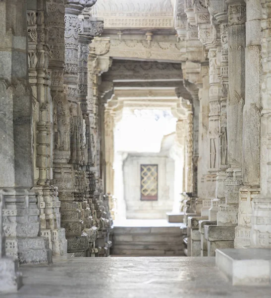 Antik mimari süsleme, taş oymacılığı dekorasyon iç Ranakpur Jain Tapınağı Rajasthan, Hindistan