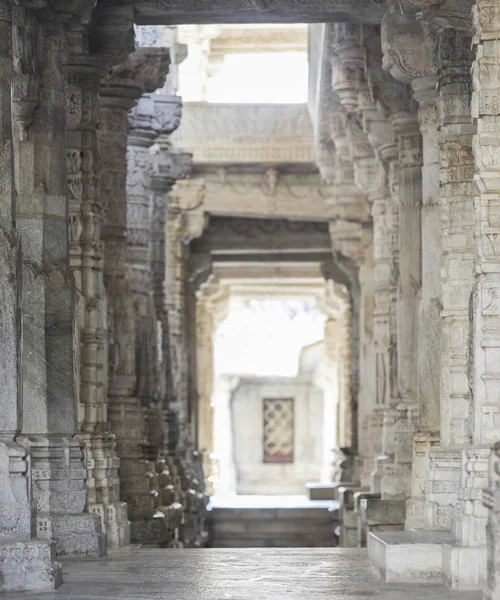 Antik mimari süsleme, taş oymacılığı dekorasyon iç Ranakpur Jain Tapınağı Rajasthan, Hindistan