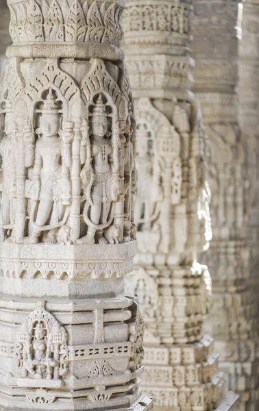 Antik mimari süsleme, taş oymacılığı dekorasyon iç Ranakpur Jain Tapınağı Rajasthan, Hindistan