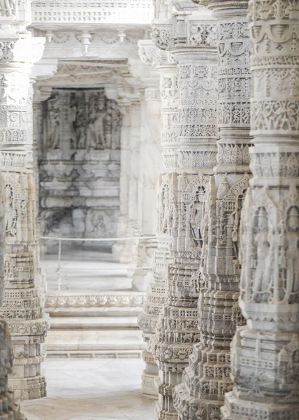 Antik mimari süsleme, taş oymacılığı dekorasyon iç Ranakpur Jain Tapınağı Rajasthan, Hindistan