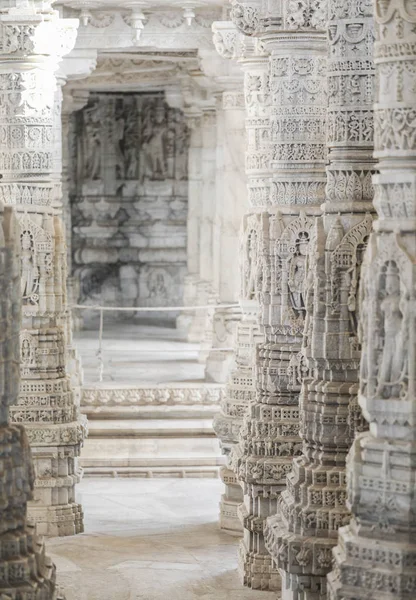 Antiguo Ornamento Arquitectónico Decoraciones Talla Piedra Dentro Del Templo Ranakpur —  Fotos de Stock