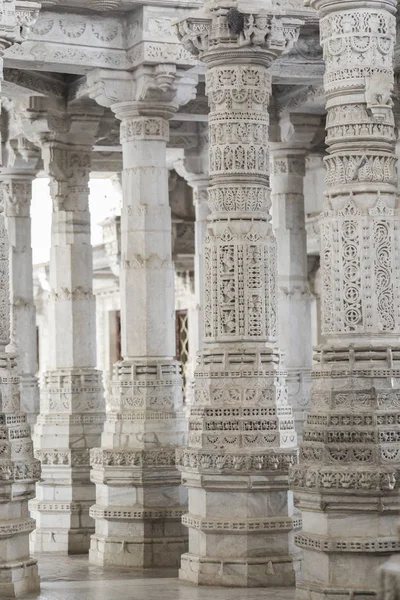Antik mimari süsleme, taş oymacılığı dekorasyon iç Ranakpur Jain Tapınağı Rajasthan, Hindistan