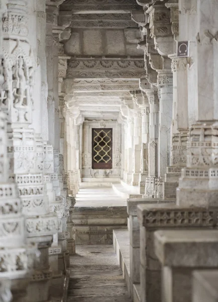 Antik mimari süsleme, taş oymacılığı dekorasyon iç Ranakpur Jain Tapınağı Rajasthan, Hindistan