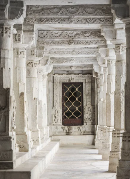 Antik mimari süsleme, taş oymacılığı dekorasyon iç Ranakpur Jain Tapınağı Rajasthan, Hindistan