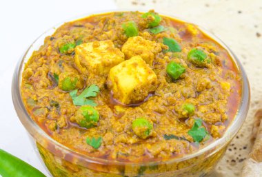 Hint mutfağı Mattar Paneer olduğunu bir vejetaryen Kuzey Hint yemeği oluşan, bezelye ve Paneer dayalı bir domates sos ile Garam Masala baharatlı. Bu kez Hint Tandoori Roti türü ile servis edilir