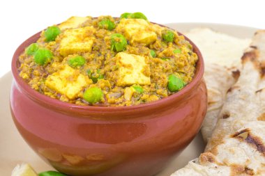 Hint mutfağı Mattar Paneer olduğunu bir vejetaryen Kuzey Hint yemeği oluşan, bezelye ve Paneer dayalı bir domates sos ile Garam Masala baharatlı. Bu kez Hint Tandoori Roti türü ile servis edilir