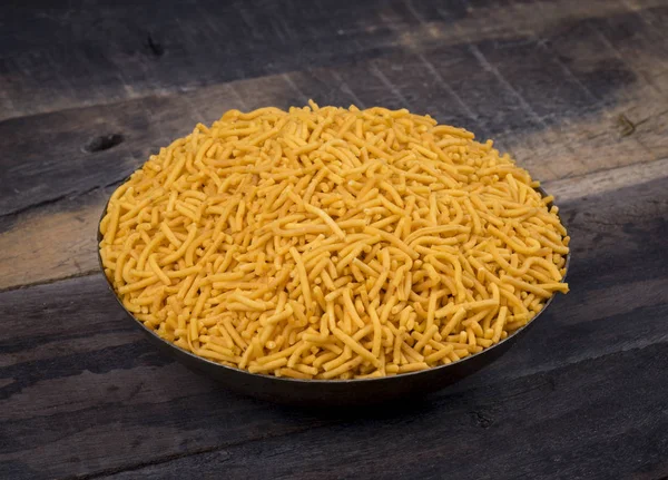 Ινδικό Φαγητό Namkeen Πικάντικα Κίτρινα Sev Εκλεκτής Ποιότητας Φόντο Ξύλινη — Φωτογραφία Αρχείου