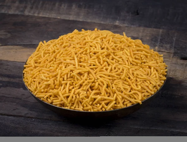 Hint Namkeen yemek baharatlı sarı Sev Vintage ahşap zemin üzerine