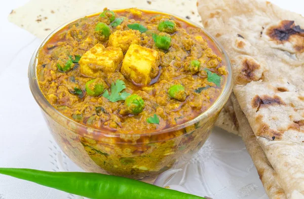 Hint mutfağı Mattar Paneer olduğunu bir vejetaryen Kuzey Hint yemeği oluşan, bezelye ve Paneer dayalı bir domates sos ile Garam Masala baharatlı. Bu kez Hint Tandoori Roti türü ile servis edilir