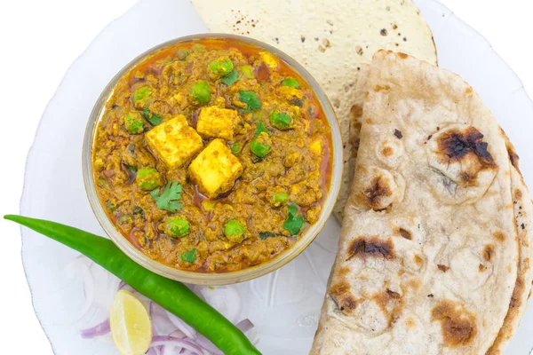Hint mutfağı Mattar Paneer olduğunu bir vejetaryen Kuzey Hint yemeği oluşan, bezelye ve Paneer dayalı bir domates sos ile Garam Masala baharatlı. Bu kez Hint Tandoori Roti türü ile servis edilir