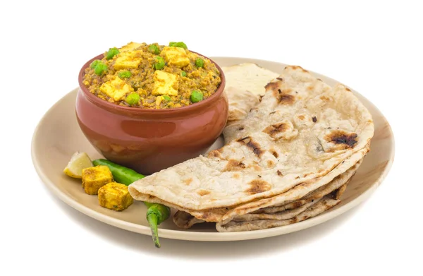Hint mutfağı Mattar Paneer olduğunu bir vejetaryen Kuzey Hint yemeği oluşan, bezelye ve Paneer dayalı bir domates sos ile Garam Masala baharatlı. Bu kez Hint Tandoori Roti türü ile servis edilir