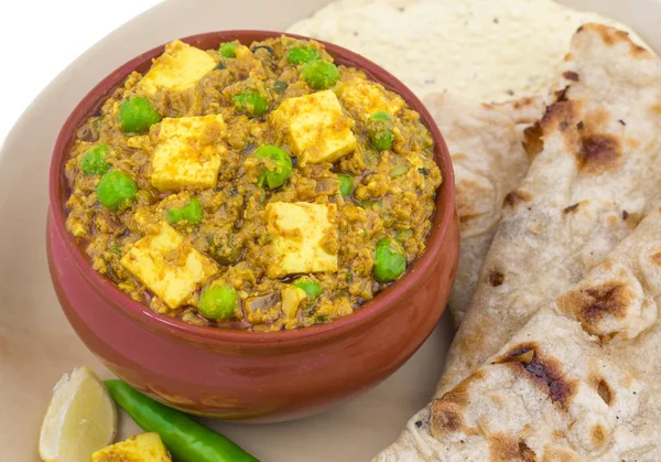 Hint mutfağı Mattar Paneer olduğunu bir vejetaryen Kuzey Hint yemeği oluşan, bezelye ve Paneer dayalı bir domates sos ile Garam Masala baharatlı. Bu kez Hint Tandoori Roti türü ile servis edilir