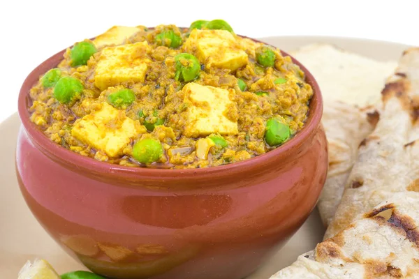 Hint mutfağı Mattar Paneer olduğunu bir vejetaryen Kuzey Hint yemeği oluşan, bezelye ve Paneer dayalı bir domates sos ile Garam Masala baharatlı. Bu kez Hint Tandoori Roti türü ile servis edilir