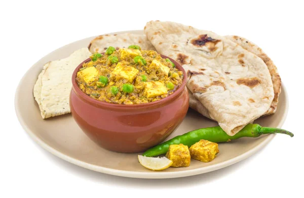 Hint mutfağı Mattar Paneer olduğunu bir vejetaryen Kuzey Hint yemeği oluşan, bezelye ve Paneer dayalı bir domates sos ile Garam Masala baharatlı. Bu kez Hint Tandoori Roti türü ile servis edilir