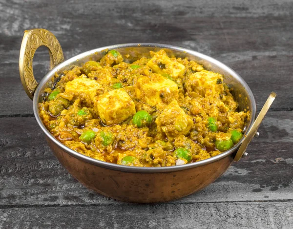 Hint mutfağı Mattar Paneer olduğunu bir vejetaryen Kuzey Hint yemeği oluşan, bezelye ve Paneer dayalı bir domates sos ile Garam Masala baharatlı. Bu kez Hint Tandoori Roti türü ile servis edilir