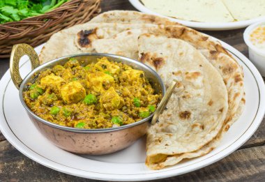 Hint mutfağı Mattar Paneer olduğunu bir vejetaryen Kuzey Hint yemeği oluşan, bezelye ve Paneer dayalı bir domates sos ile Garam Masala baharatlı. Bu kez Hint Tandoori Roti türü ile servis edilir