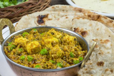Hint mutfağı Mattar Paneer olduğunu bir vejetaryen Kuzey Hint yemeği oluşan, bezelye ve Paneer dayalı bir domates sos ile Garam Masala baharatlı. Bu kez Hint Tandoori Roti türü ile servis edilir