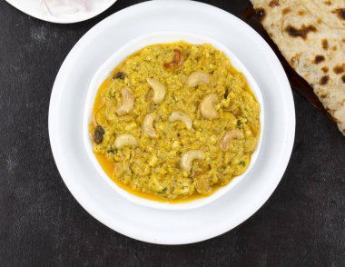 Hint geleneksel vejetaryen mutfağı Kaju köri Kaju tereyağı Masala tandır Roti, Raita, salata ve Papad ile servis olarak da bilinir