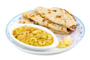 Hint geleneksel vejetaryen mutfağı Kaju köri de denilen Kaju tereyağı Masala hizmet ile Tandoori Roti ve beyaz arka plan üzerinde izole salatası
